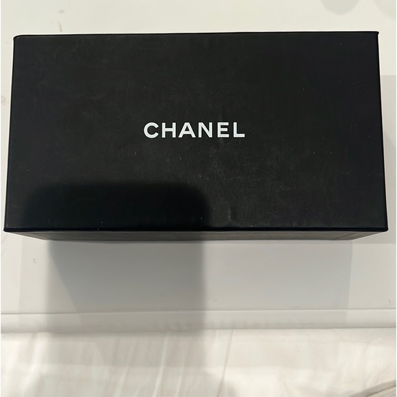 Chanel leather zip around medium wallet 6x3.5 x1 - Picture 2 of 10